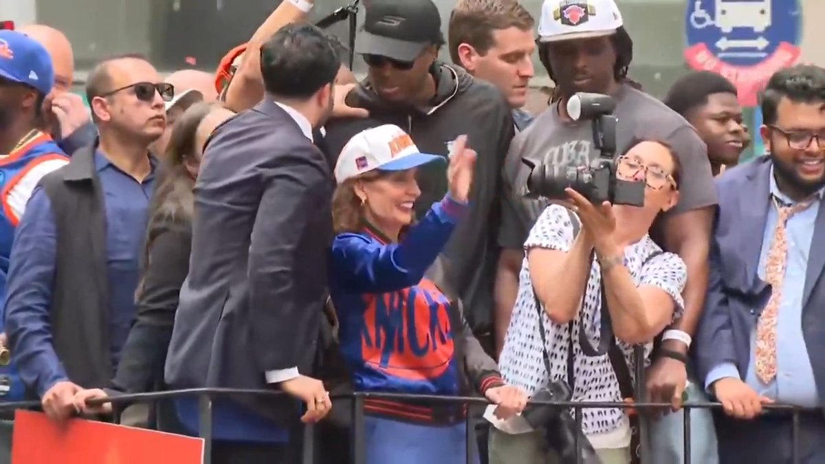 Gov. Kathy Hochul is having the time of her life at the Knicks parade 🧡💙
