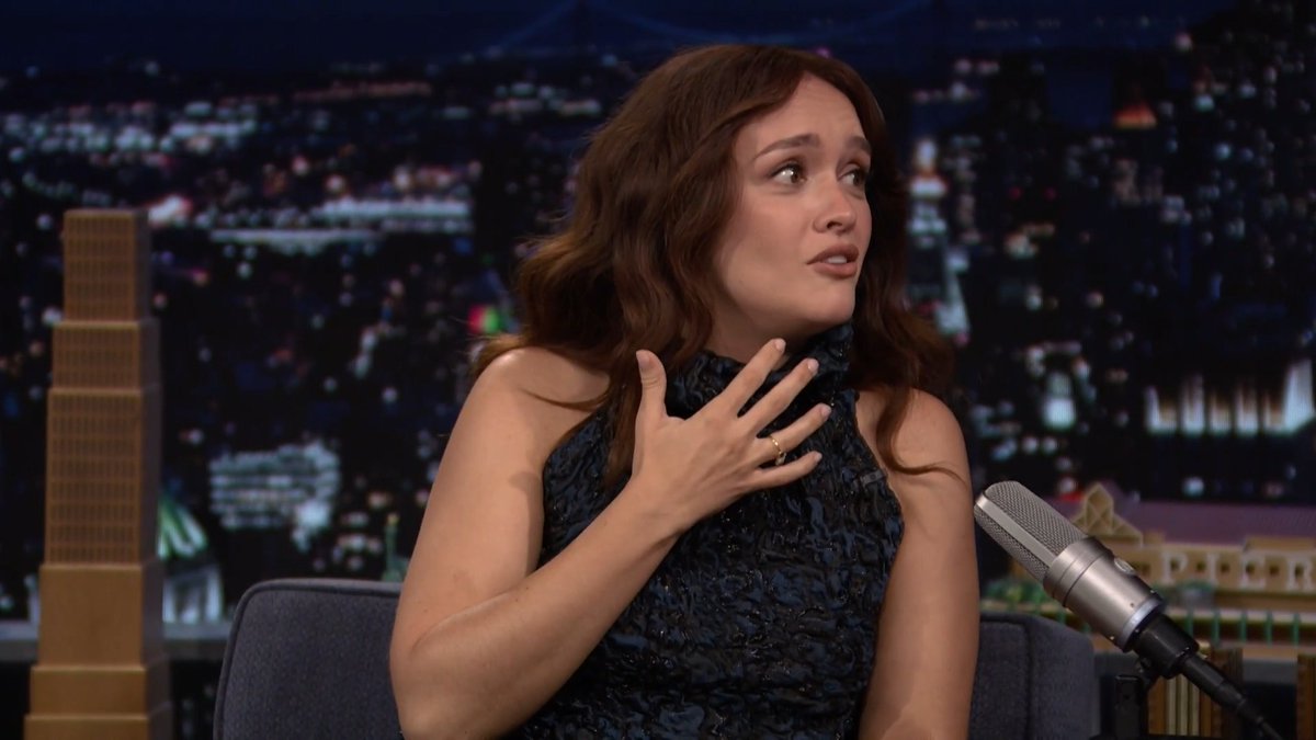 Olivia Cooke took her mom and sister to see Magic Mike Live 😭 #FallonTonight