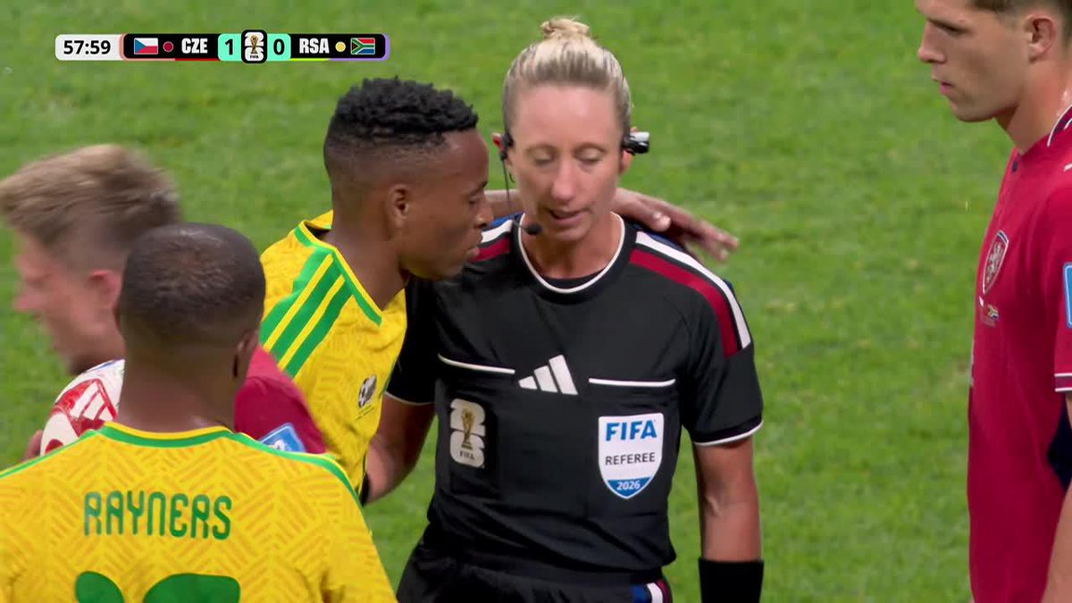 Mucho respeto entre los jugadores de República Checa y Sudáfrica y Tori Penso, la segunda mujer de la historia en dirigir en un partido de la Copa del Mundo masculina. ⚽ #ESPNMundial 📺 Mirá los mejores partidos de la #FIFAWorldCup por ESPN, en el Plan Premium de #DisneyPlus