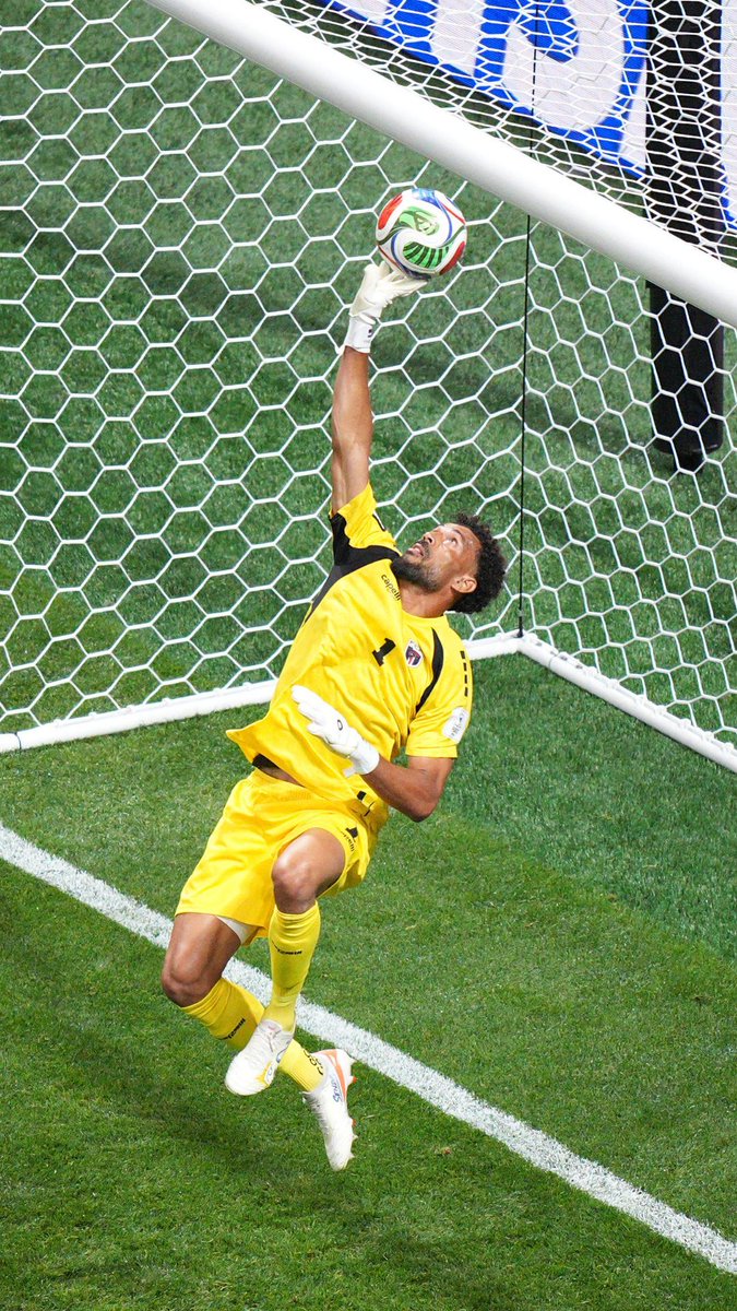 Cape Verde’s Vozinha becomes an Instagram sensation thanks to his performance against Spain and Brazilian channel CazéTV. The 40-year-old goalkeeper reached 10 million followers less than 24 hours after the match. #2026WorldCup #FIFAWorldCup #WorldCup #CapeVerde #Vozinha