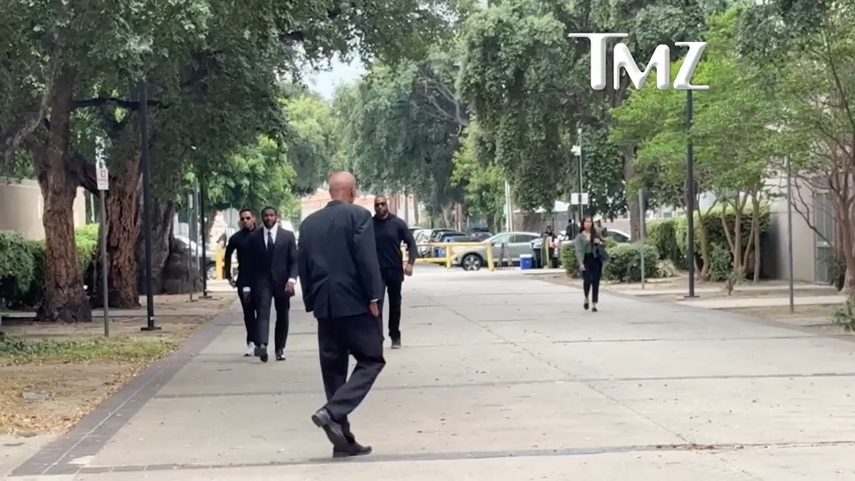 😁 Chris Brown is all smiles arriving at court to fight ex-housekeeper's $90 mil lawsuit.