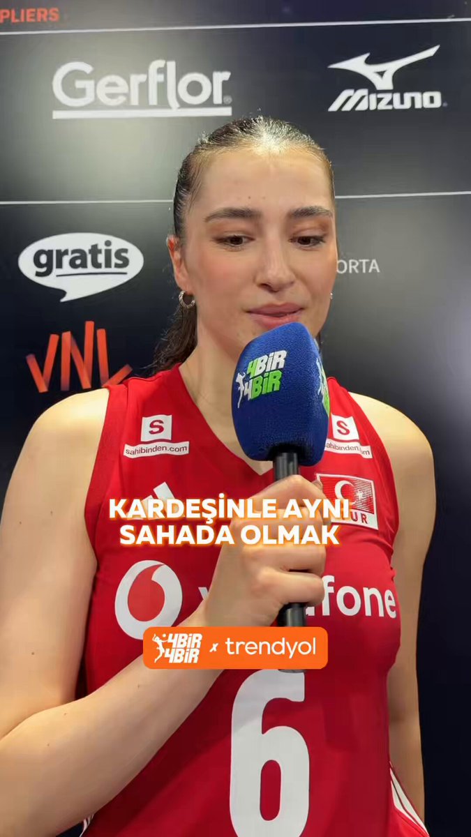 🫂 "KARDEŞİNLE AYNI SAHADA OYNAMAK HERKESE NASİP OLMAZ!" 🎤 Fransa galibiyetinin ardından Saliha Şahin'e, kardeşi Elif Şahin ile birlikte oynamanın nasıl hissettirdiğini sorduk!