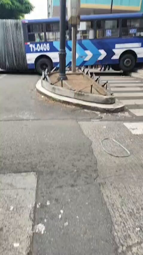 Urgente!! Se reporta fuerte accidente de tránsito en Colón y Pedro Carbo, centro de Guayaquil. Una metrovia y varios vehículos involucrados.