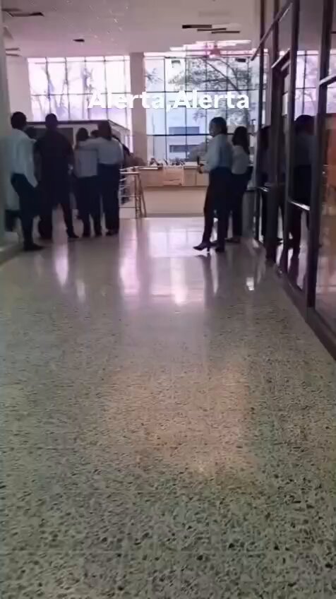 No sé dónde fue, tal vez ustedes ayuden a identificar. Valiente la señora que graba y enfrenta