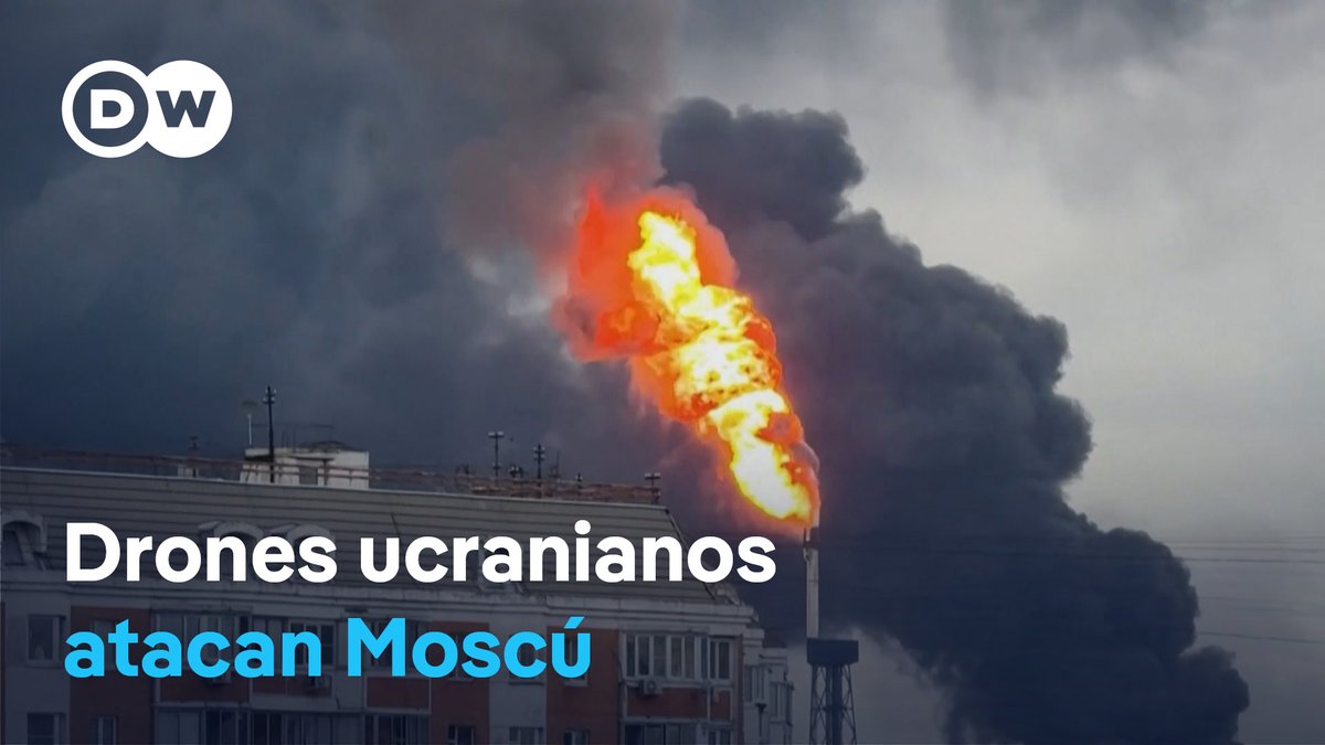 Ucrania incendia refinería y perturba aeropuertos en su mayor ataque a Moscú en dos años Ucrania lanzó este jueves su mayor ataque con drones contra Moscú en los dos últimos años, que provocó incendios en la capital rusa y sus alrededores y motivó una enérgica amenaza de Rusia de lanzar más bombardeos. Varios drones ucranianos alcanzaron una importante refinería moscovita y el alcalde de la capital, Serguéi Sobianin, calificó la andanada como un ataque "a gran escala". El responsable no precisó el alcance de los daños.