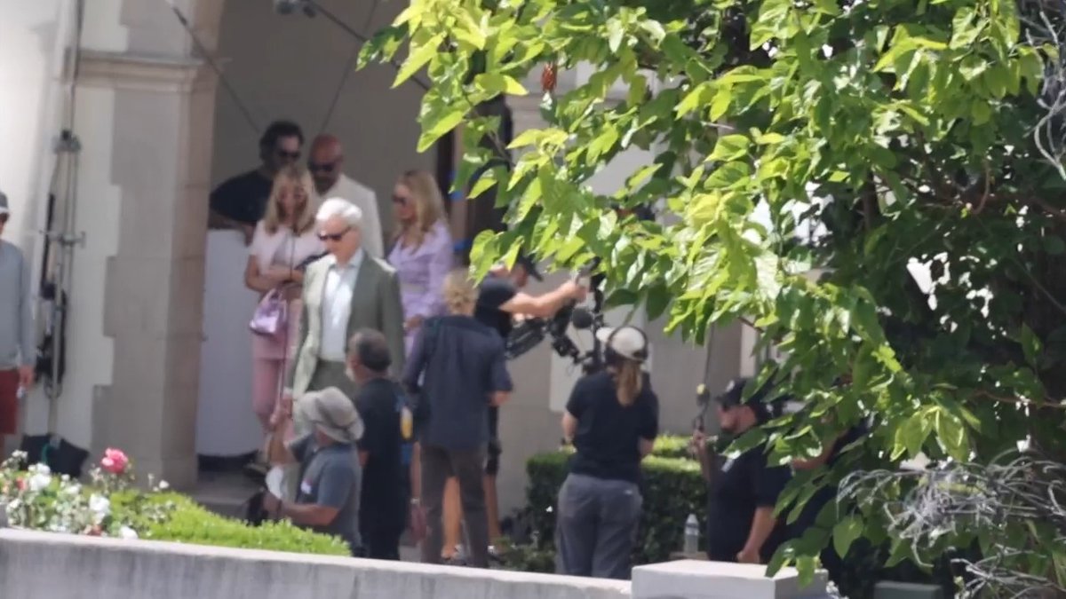Lisa Kudrow and Mira Sorvino were seen for the first time shooting the upcoming "Romy and Michele's High School Reunion" sequel! 🎥: BACKGRID