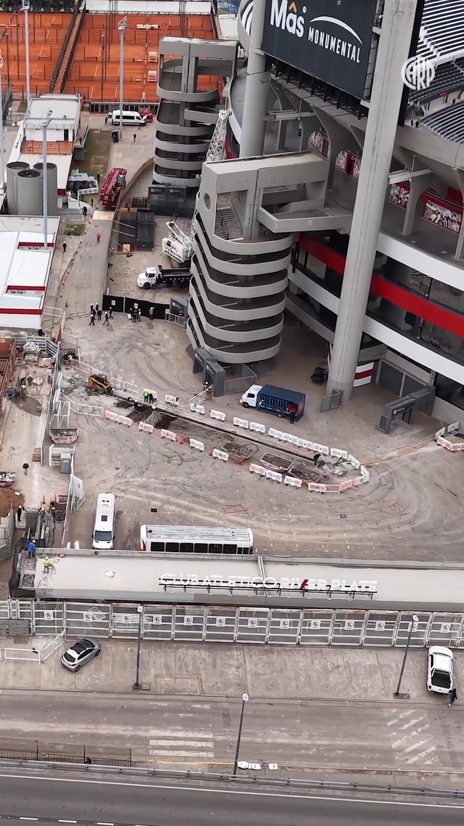 🏟️🏗️ Un nuevo paso en la obra de ampliación y techado de nuestra casa Continuando con los trabajos que comenzaron en abril, así fue la primera excavación para la ejecución de las fundaciones de la estructura que sostendrá la nueva tribuna 360° y el techado del Mâs Monumental.