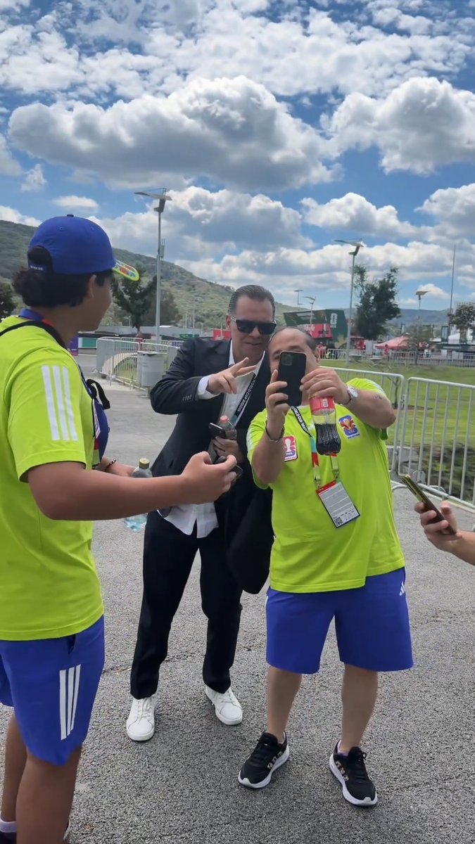 ¡La sensación! 😌👏 Christian Martinoli llegó a la inmediaciones del Estadio Guadalajara para el México vs Corea del Sur y la afición lo recibió como debe de ser 🐐 #ElCanalDelMundial #CopaMundialFIFA #Somos26 #MiSelecciónAzteca 🔴 Los MEJORES partidos de la Copa Mundial de la FIFA 2026™️ TOTALMENTE GRATIS en y las APPs de Azteca Deportes y TV Azteca EN VIVO. 👇 México vs Corea del Sur 📅 Jueves 18 de junio 🕗 Está tarde 📺 Azteca 7 y Azteca Deportes Network⁣⁣⁣ 💻 📱 App Azteca Deportes y TV Azteca