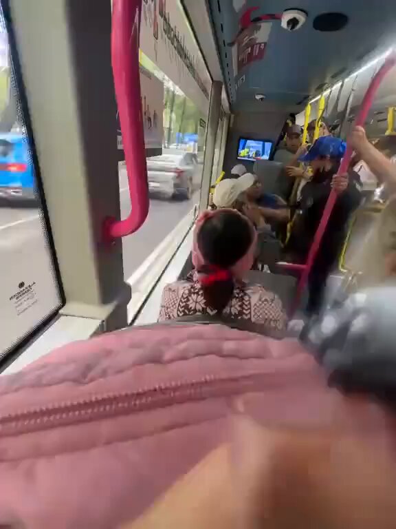 ¿Qué tan miserable debe ser tu criterio para enojarte con alguien en silla de ruedas porque “estorba” en el transporte público, según tu lógica?