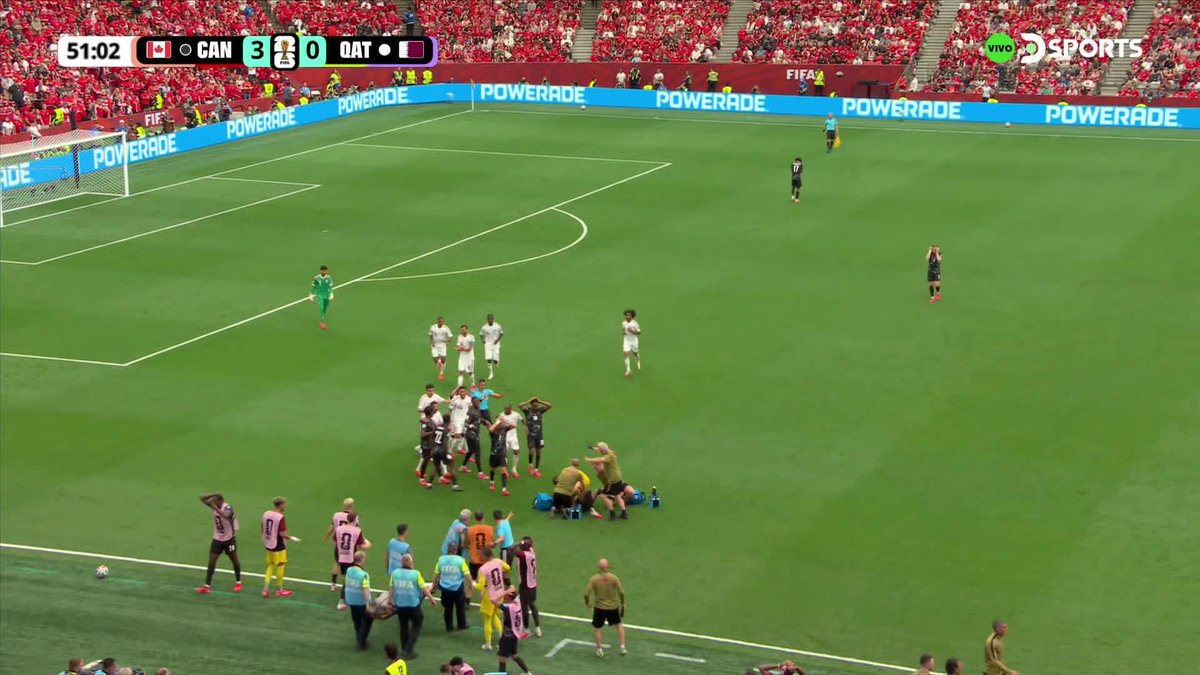 DURA LESIÓN DE KONÉ El jugador de Canadá recibió una dura infracción de Madibo, que fue expulsado. #MundialEnDSPORTS #FIFAWorldCup