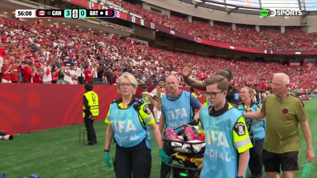 KONÉ SE RETIRÓ CON APLAUSOS El jugador de Canadá, en camilla, se retiró del campo de juego saludando a su hinchada. #MundialEnDSPORTS #FIFAWorldCup