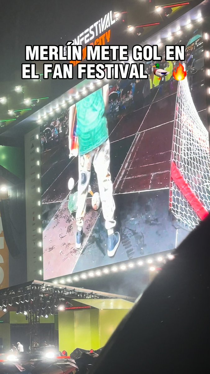 ¡GOOOOOOOL DE MERLÍN! 😍 🪿 🇲🇽 El famoso pato brilla en el Fan Festival de la CDMX.