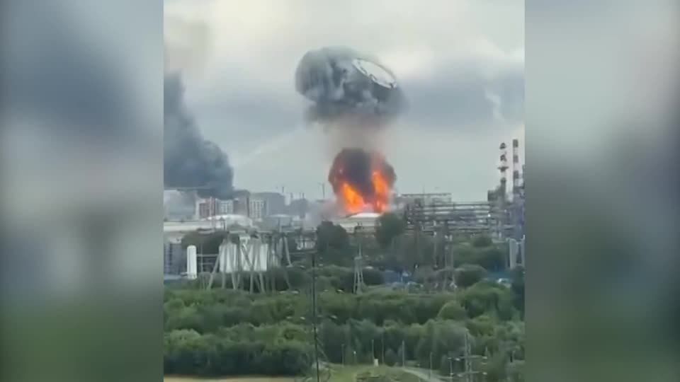 これはＳＮＳに投稿された映像。モスクワ市内の製油所がウクライナのドローン攻撃を受け、巨大な円盤状の上部構造が吹き飛んだ。この製油所はロシアの首都モスクワに燃料を供給している。