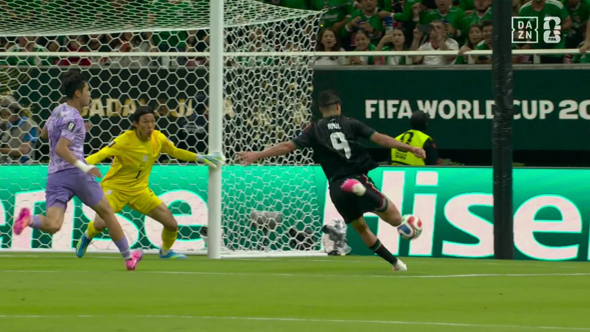 流石の反応 🇰🇷キム・スンギュ 決定機を防ぐファインセーブ✨️ 🏆️#FIFAワールドカップ グループA 🆚メキシコ×韓国 📱#DAZN ライブ配信中 #本気で楽しむならDAZN アクエリアス