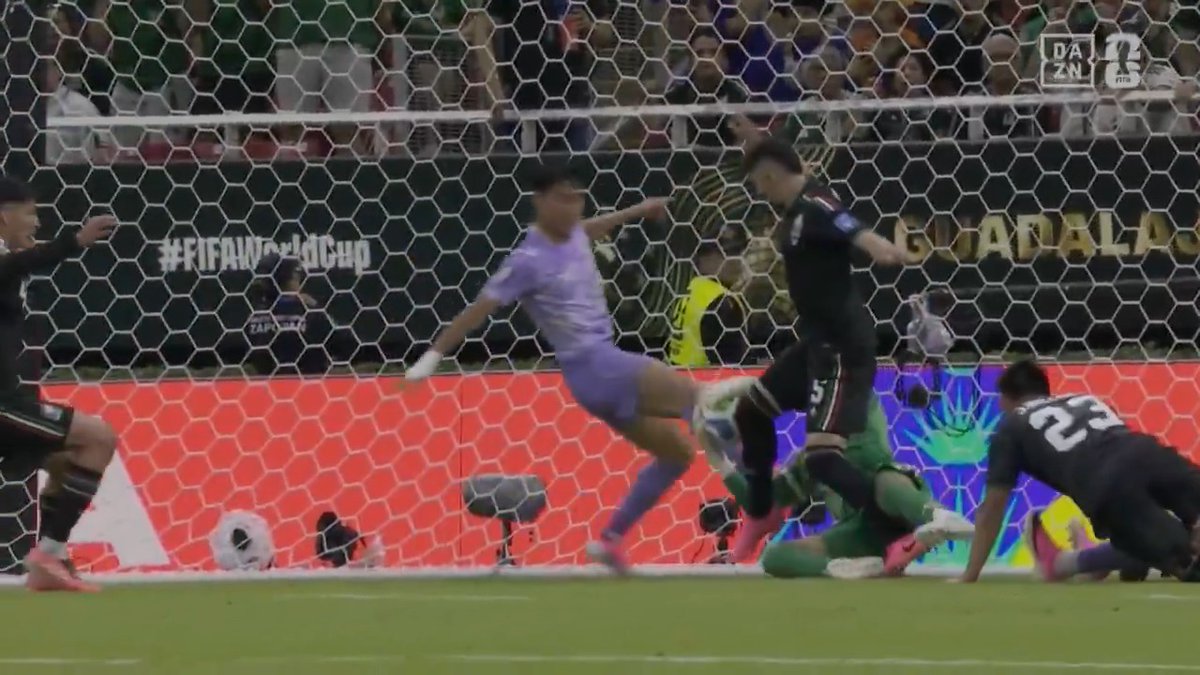 RAÚL RANGEL HA HECHO UNA PARADA INHUMANA PARA SALVAR A MÉXICO 😱 #DAZNMundial #FIFAWorldCup