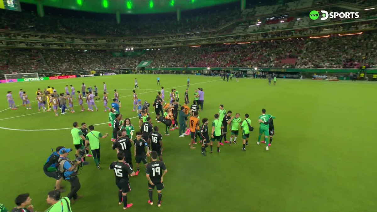 Mientras tanto, Mรฉxico clasificรณ a la prรณxima fase del Mundial y lo celebrรณ con todos los hinchas cantando โEL REYโ de Vicente Fernรกndezโฆ ๐ชฉ ๐ฒ๐ฝ