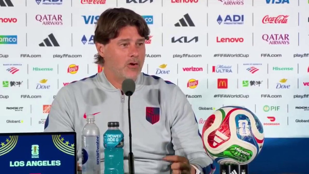 Mauricio Pochettino: “La conexión con el juego viene a través de las libertades que uno siente y con la felicidad de tomar decisiones dentro del campo sin pensar en consecuencias. Si la consecuencia es que si no hago un buen pase o si no marco un gol, la gente va a estar muy decepcionada... No se puede jugar así al fútbol. Cada mensaje de la gente que te quiere es para que demos lo que sabemos hacer con total libertad porque confían en nosotros, para que el equipo salga y disfrute, y juegue sin pensar, y cometa errores. Si estás pensando en la consecuencia de tus actos o de tus acciones, es muy difícil conectar con la naturaleza del fútbol”.