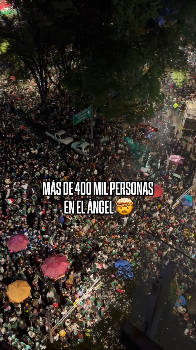 NUNCA SERÁ SÓLO FUTBOL 🤯 ⚽ Según datos del Gobierno, ya son MÁS de 400 MIL PERSONAS reunidas en Paseo de la Reforma. 🙌 La Ciudad de México en estos momentos.