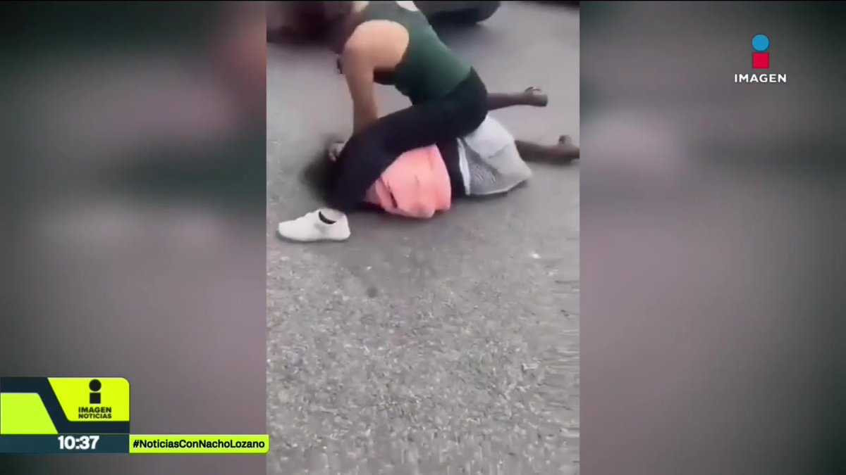 “No la quisieron golpear, a esta niña la quisieron matar”, Ashly, una adolescente de 12 años, fue golpeada y atropellada afuera de una secundaria en Lagos de Moreno, Jalisco. La atacante es una joven de 17 años, identificada como Naomi. #NoticiasConNachoLozano #NoticiasImagen
