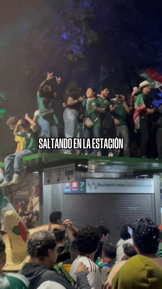 MÉXICO, SIMPLEMENTE NO LO ENTENDERÍAS 😂 🇲🇽 Todo esto pasó en el festejo del pase a 16vos.