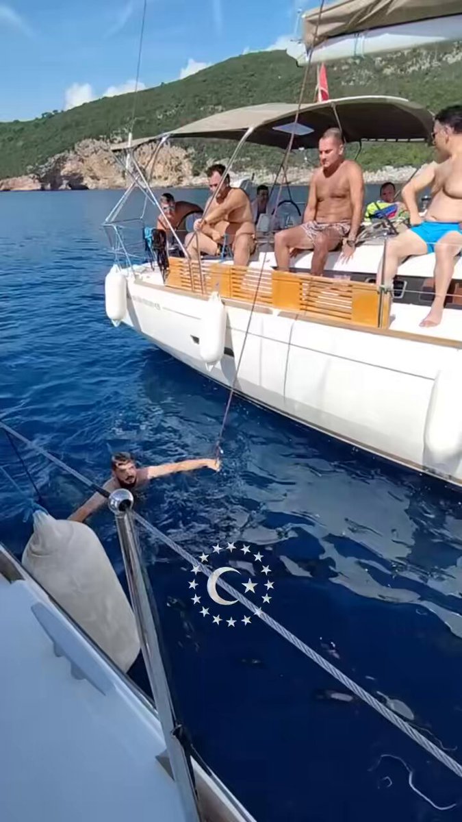 Karadağ’da bir turist, iki tekneye bağlanan ip sayesinde suyun üzerinde havalanarak tehlikeli bir hareket sergiledi. Tehlikeli mi eğlenceli mi ?