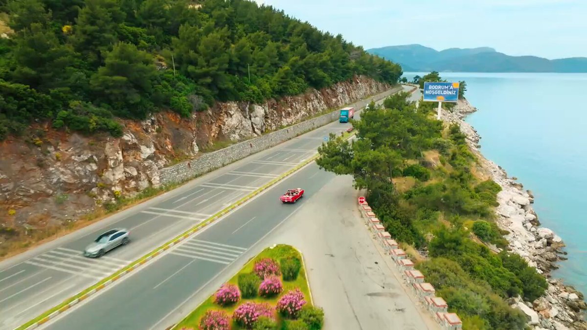 Murat Yıldırım ve Fahriye Evcen'li "Go Türkiye" filmi “Turquoise Summer”yayında ♦️Go Türkiye mini dizi serisinin yeni halkası olan “Turquoise Summer”, Fahriye Evcen ve Murat Yıldırım’ı aynı hikayede buluşturuyor. ♦️Bodrum ve Göcek’in eşsiz doğal güzellikleri eşliğinde çekilen yapım, romantik anlatımı ve etkileyici atmosferinin yanı sıra Sedef Avcı, Aslıhan Karalar ve Yılmaz Bayraktar’ın da yer aldığı güçlü oyuncu kadrosuyla dikkat çekiyor. 👇