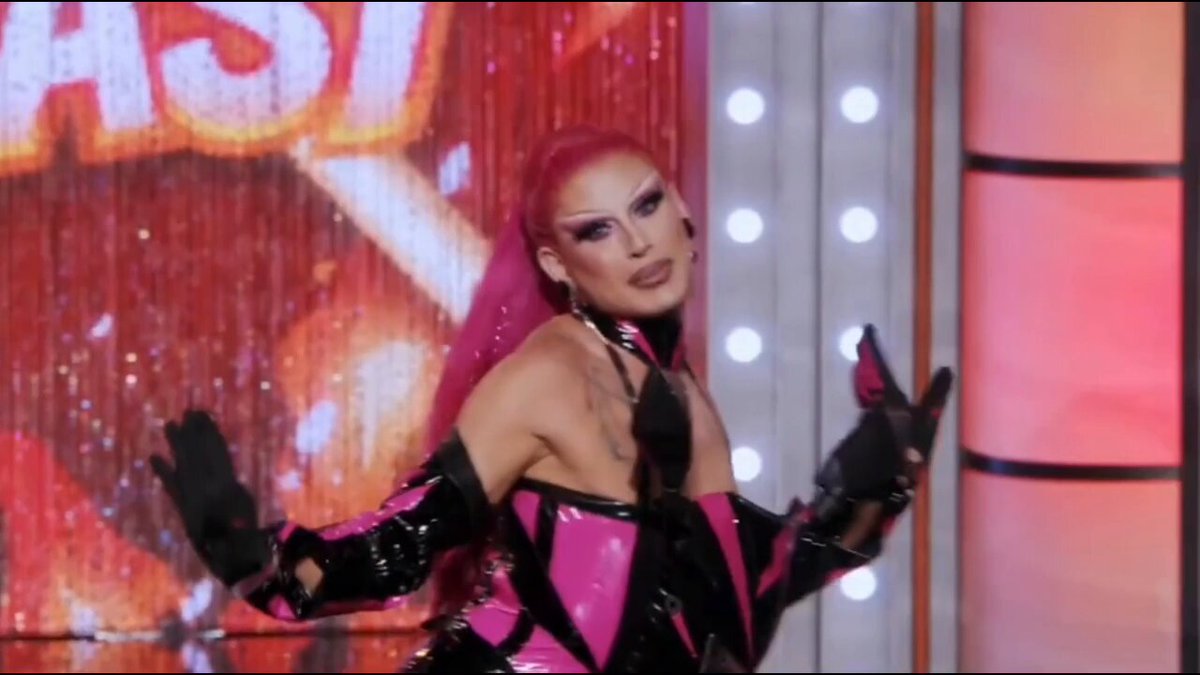 i'm SHOCKED that nobody proofread these roasts for these queens like— for 4/5 of the roasts for Sam Star to be about her runways being borrowed from Trinity The Tuck was kind of overkill 😭 #DragRace #AllStars11