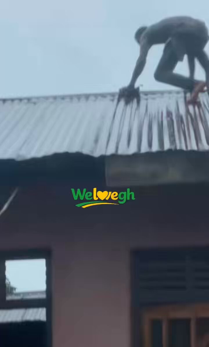 A thief had to climb onto a rooftop in Kumasi to escape being beaten by residents after he was caught stealing