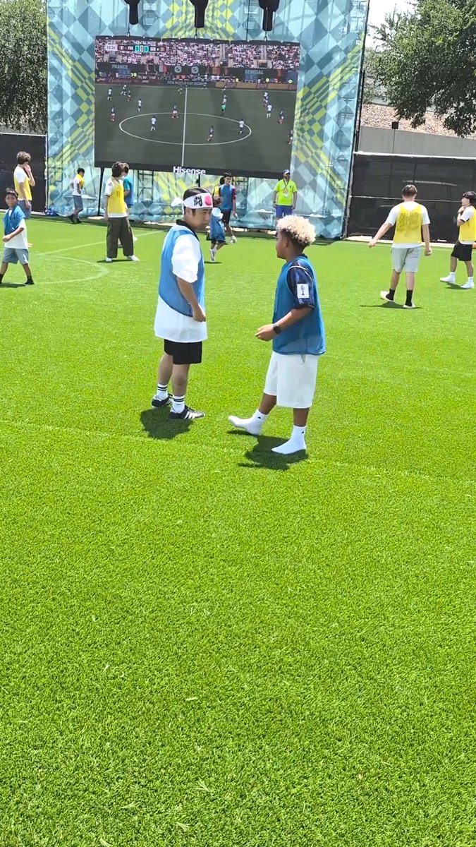今回は番外編🎥 井口さんがサッカーで国際交流!? ウエストランド井口さんが🇺🇸ダラスの ワールドカップ FanFesta で 草サッカーに飛び入り参加⚽🏃♂️ なかなかボールに触れない 岡山のレフティモンスター🦵 しかし最後はゴール前でアシストを記録😎 皆さんからの応援コメントも大募集💬 #井口世界を獲る をつけてポストしてください📱 🏆FIFAワールドカップ2026 📺DAZNは全104試合をライブ配信 #本気で楽しむならDAZN ウエストランド井口