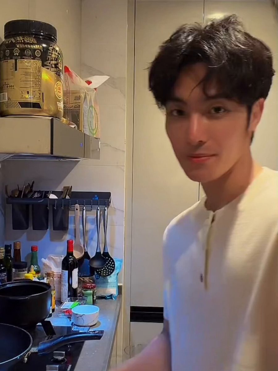 ค่ดจะน่ารักกกกไลฟ์ทำกับข้าวกัน คือจังหวะเมื่อกี้หน้าใกล้กันมาก #HeChangxi #HeYanzhao