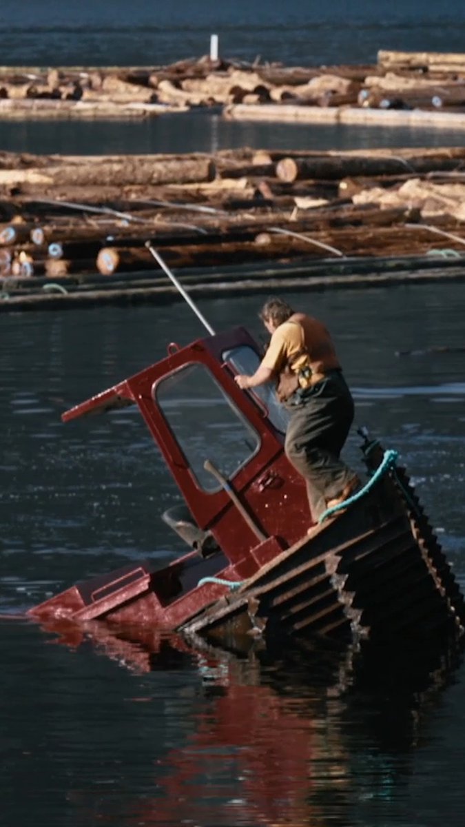 That boat vanished in the blink of an eye 😰⚓️🌊 Watch an all new #TheLastWoodsmen Tonight 9P.