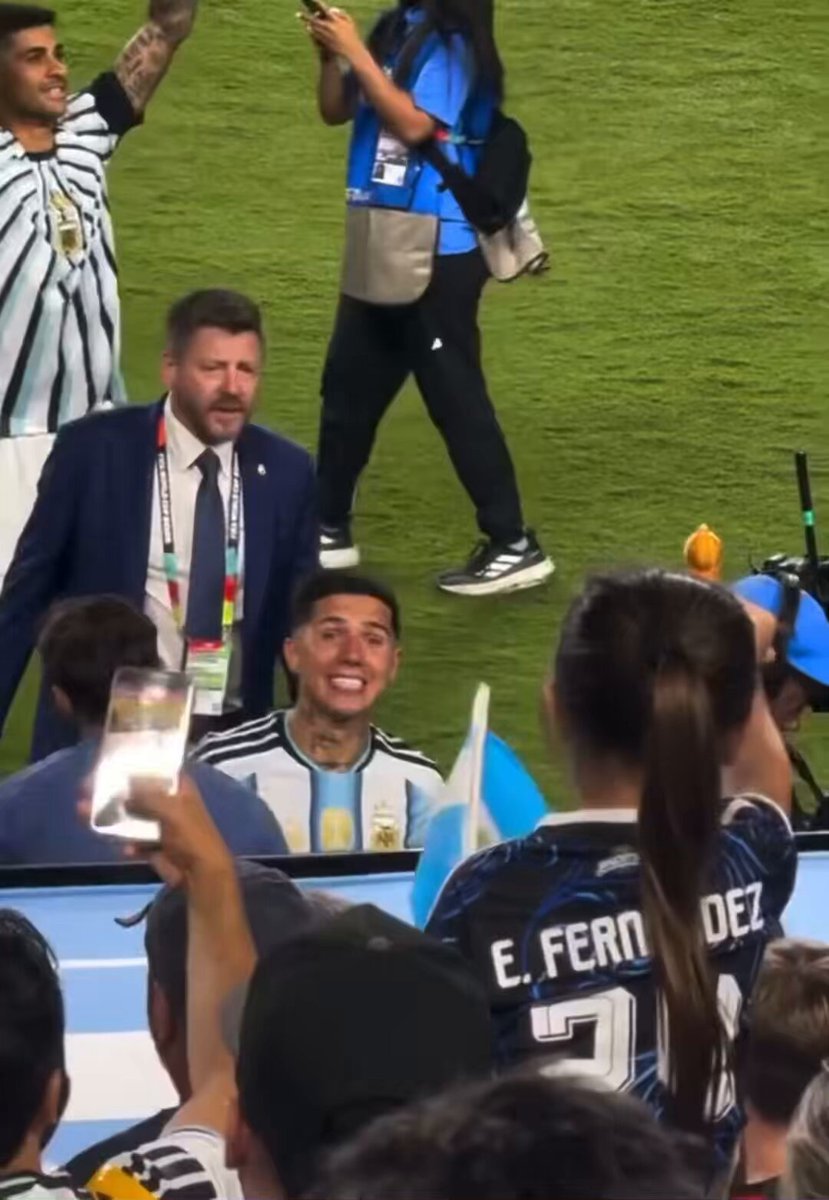 olivia saludando a enzo con su banderita de argentina y la hija del dibu grabando a su papá con su tablet🥹 me morí de amor