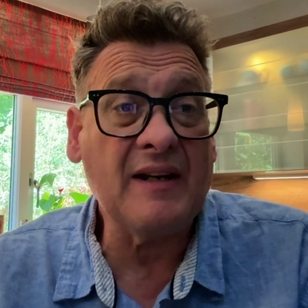 'I texted him to step down and he's left me on read.' Karl Turner MP shares his latest correspondence with Keir Starmer.
