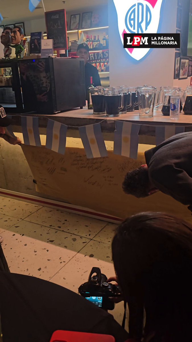 🎨😍 Momento de homenaje para Nacho Scocco en gloriasrestaurante_. El crack compartió una hermosa cena con hinchas de River.