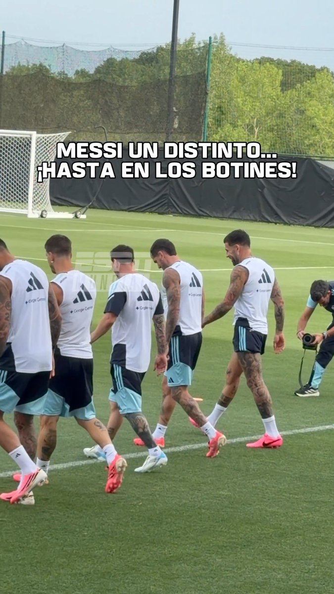 Lionel Messi es un distinto... ¡hasta en los botines! 🐐 🎬 #ESPNMundial 📺 Mirá los mejores partidos de la #FIFAWorldCup por ESPN, en el Plan Premium de #DisneyPlus