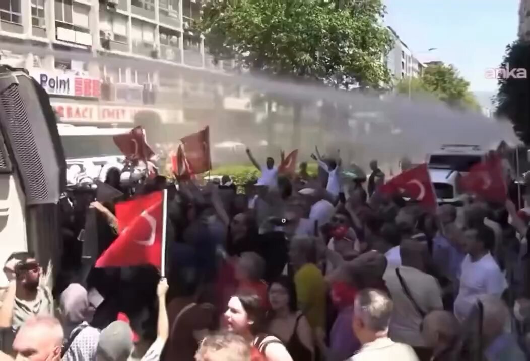 İzmir’de TOMA’nın üzerine çıktığı için tutuklanan Deniz Yolçu tahliye edildi.
