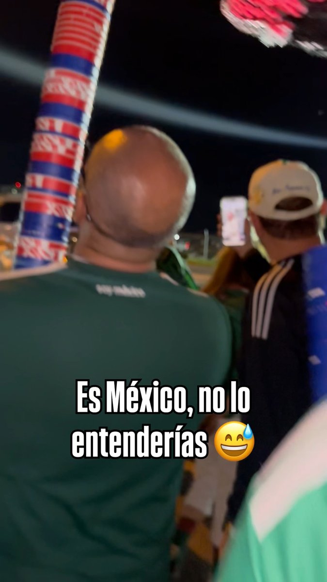 😅 Aficionado sorprende con torre de vasos tras salir del México vs Corea del Sur.
