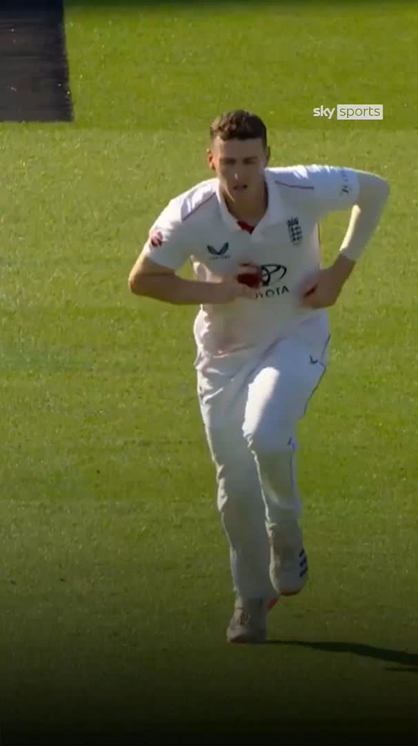 Mark Wood assessing Harry Brook's bowling technique! 🔎🗣️