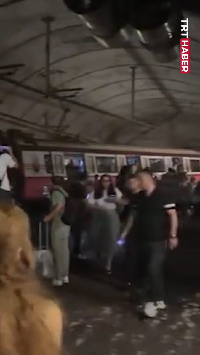 İstanbul’da M4 Kadıköy-Sabiha Gökçen Havalimanı arasında sefer yapan metro, Bostancı mevkiinde raydan çıktı. Trenden kendi imkanlarıyla çıkan yolcular, bir süre tünelde yürüdü.