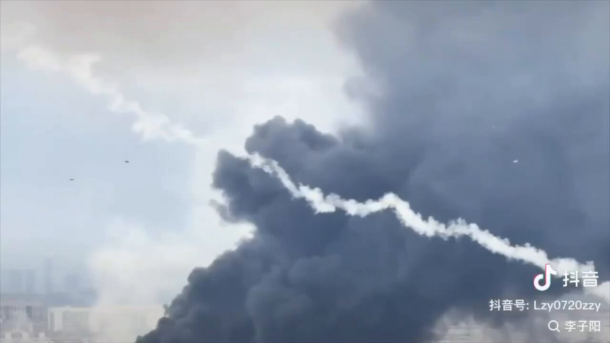 🇺🇦/🇷🇺 Je pleure ! Vous n’allez pas me croire 😂😂😂 Cette explosion a été provoquée… par un missile Pantsir russe ! Un touriste chinois à Moscou a filmé le missile russe fonçant vers le réservoir. Des vrais bras cassés. Ça en dit long sur leurs capacités. Guerre en 3 jours!