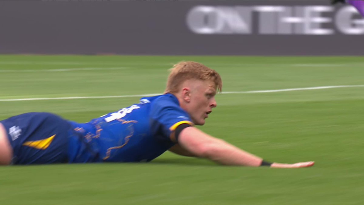 Tommy O'Brien goes over for the opening try of the URC Grand Final! 🔵 The Leinster Rugby man races through after a misplaced pass from the Vodacom Bulls 👏