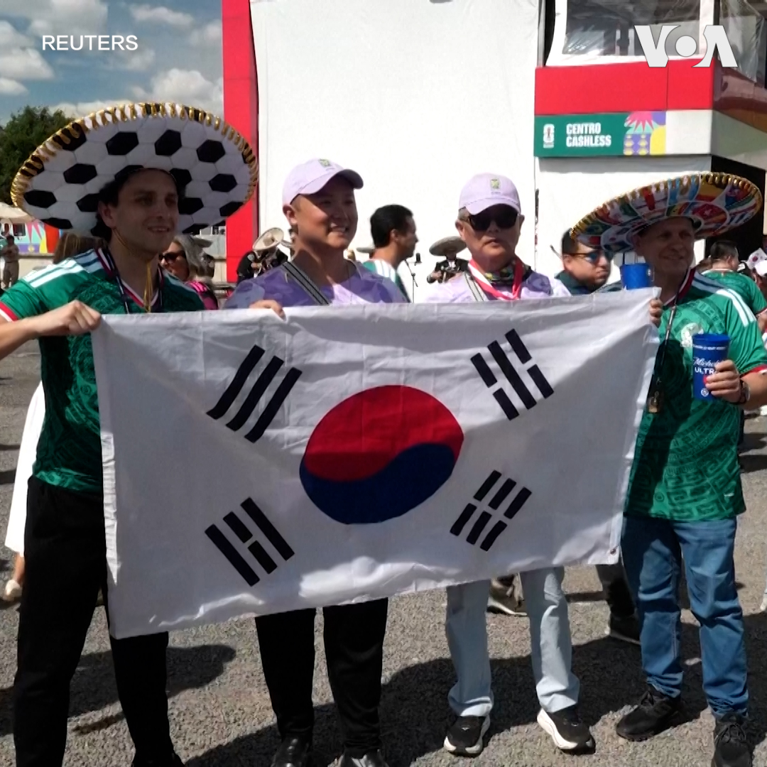 世界杯赛场上的对手身份,并未冲淡墨西哥与韩国之间日益紧密的文化联系。韩流文化近年来在墨西哥持续升温,从韩国企业投资、美食到K-pop音乐,都吸引了越来越多墨西哥民众的关注。尽管墨西哥在18日的世界杯小组赛中战胜了韩国成功跻身淘汰赛阶段,但球迷表示,比赛场上是对手,场下依然是朋友,这份友谊并未改变。 更多内容👉