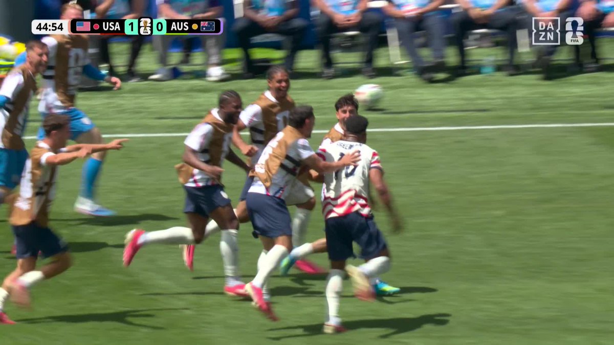 止まらない開催国アメリカ🔥 セットプレーからフリーマン🇺🇸が貴重な追加点⚽️⚽️ 🏆️#FIFAワールドカップ グループD 🆚アメリカ×オーストラリア 📱#DAZN ライブ配信中 #本気で楽しむならDAZN アクエリアス