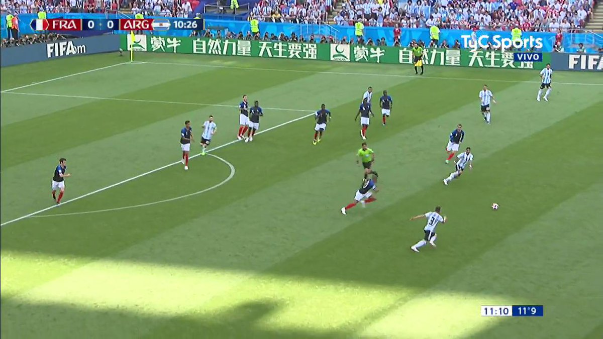 ¿Qué fue lo más estúpido de esta jugada? ¿De Paoli pensando que Mascherano de 34 años podía pasar a Mbappé o el penal de Rojo cuando la pelota se iba al corner? 🇫🇷🇦🇷