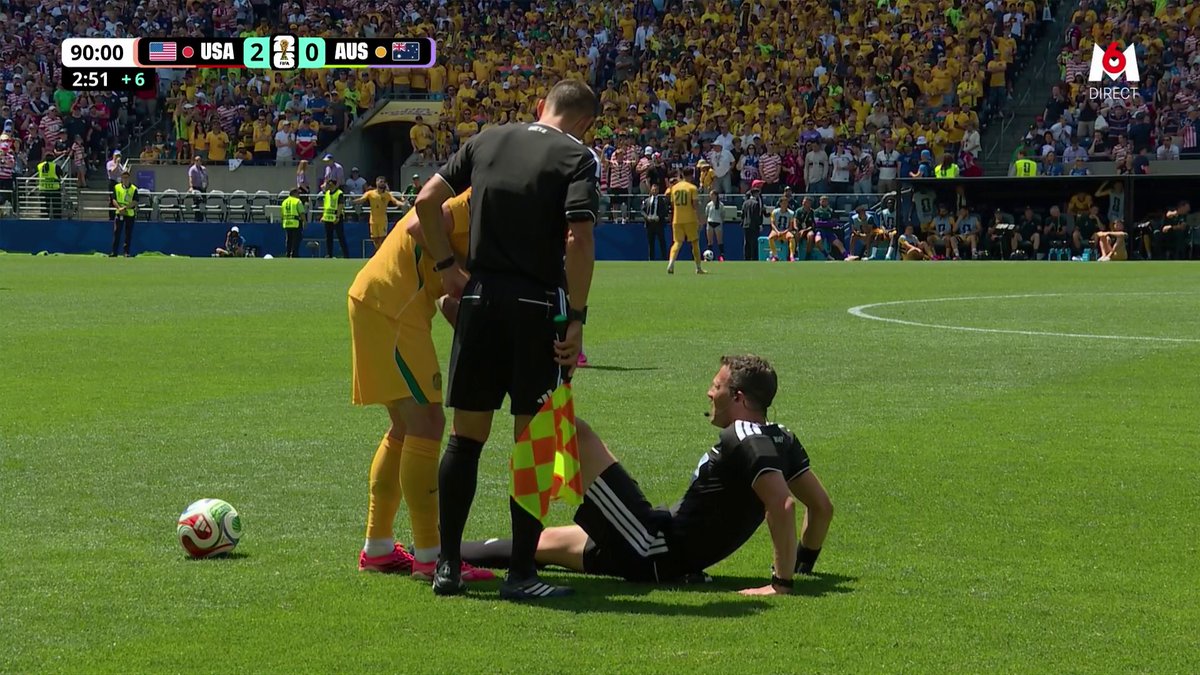 La belle image du soir : les joueurs australiens et américains se relaient pour soulager l'arbitre Felix Zwayer, victime de crampes. 🤕 🎥 M6 - Coupe du Monde de la FIFA 2026™