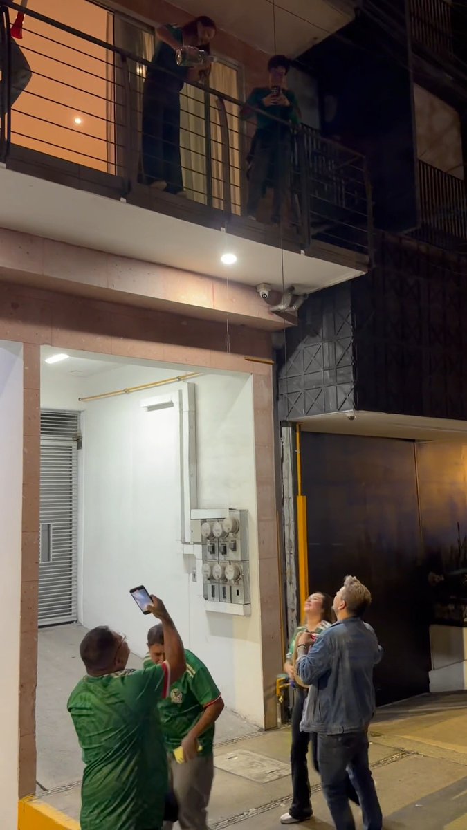 ¡ASÍ SE FESTEJA EN MÉXICO! 🇲🇽 😅 Andaban repartiendo shots desde su departamento cerca de los festejos del Ángel.