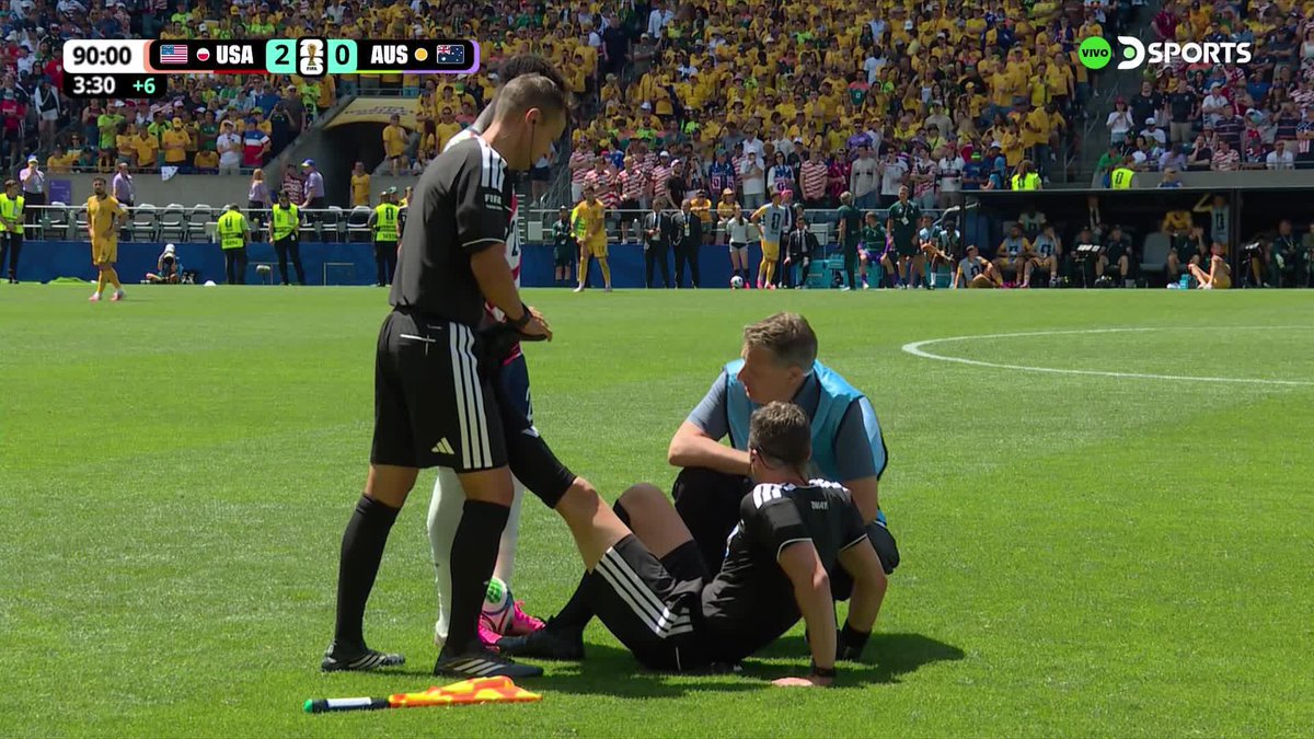 Se lesionó el árbitro en Estados Unidos 🇺🇸 vs. Australia 🇦🇺 Luego se recuperó y pudo terminar el partido.