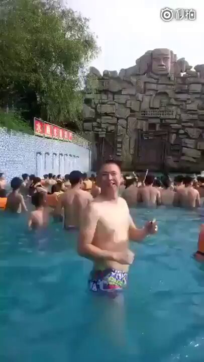 【手加減知らずｗｗ】🇨🇳波のプールが激しすぎて怪我人続出な件...。
