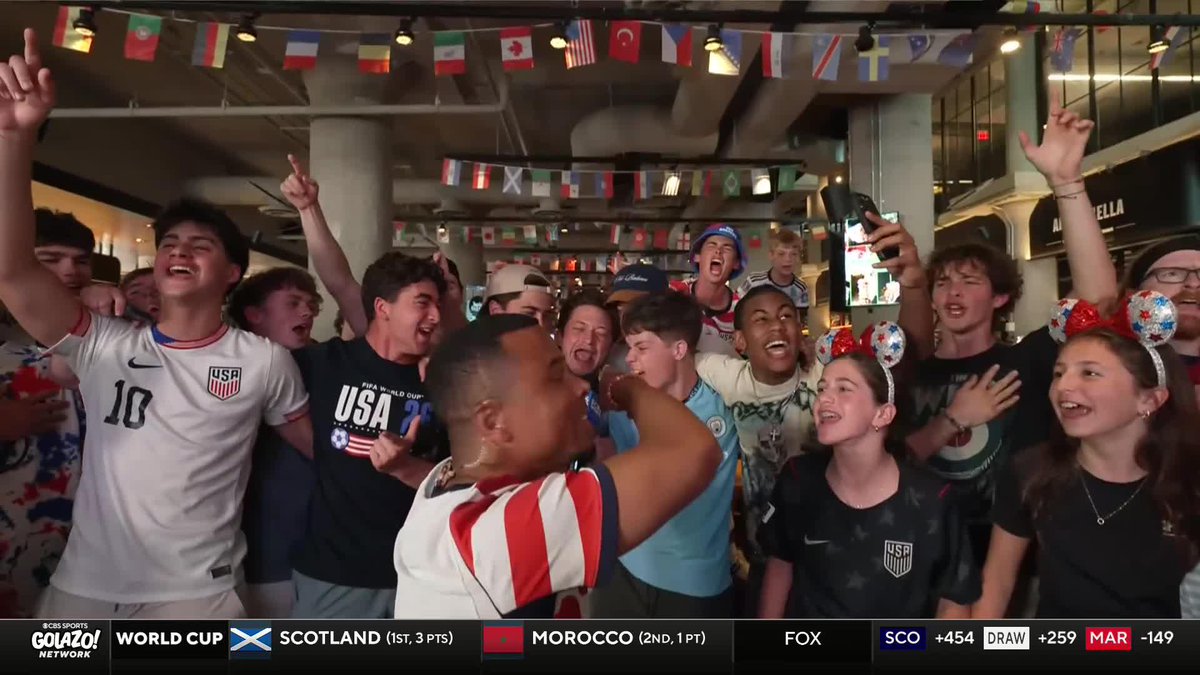 The sound of VICTORY. ๐ฆ
Charlie Davies has the whole bar singing the The Star-Spangled Banner in Boston ๐บ๐ธ