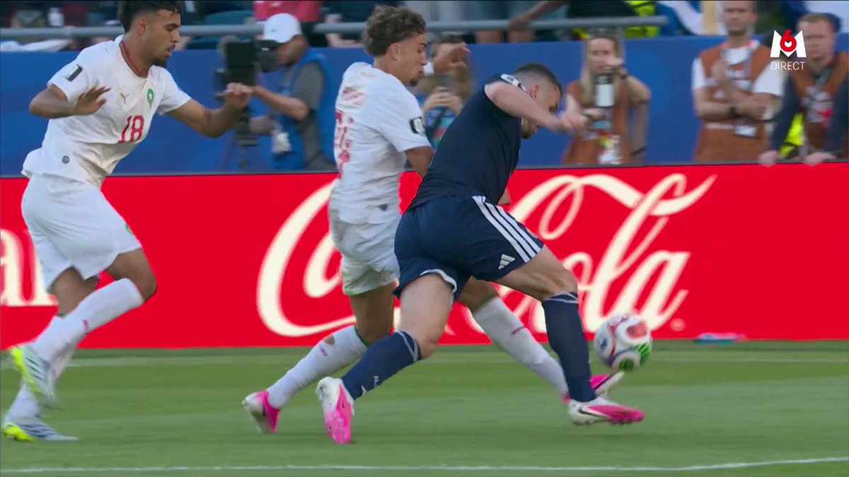 L'Écosse réclame un penalty ! McGinn s'écroule dans la surface, mais l'arbitre ne bronche pas et laisse le jeu se poursuivre. Maroc 1-0 Écosse. Suivez le match sur M6 et M6+ : #CDM2026 #FIFAWorldCup #ECOMAR
